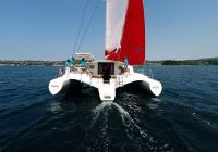 vista di poppa di trimarano  multiscafo yacht naviga a vela